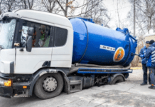 На проспекті Яворницького у Дніпрі під вантажівкою провалився асфальт: деталі