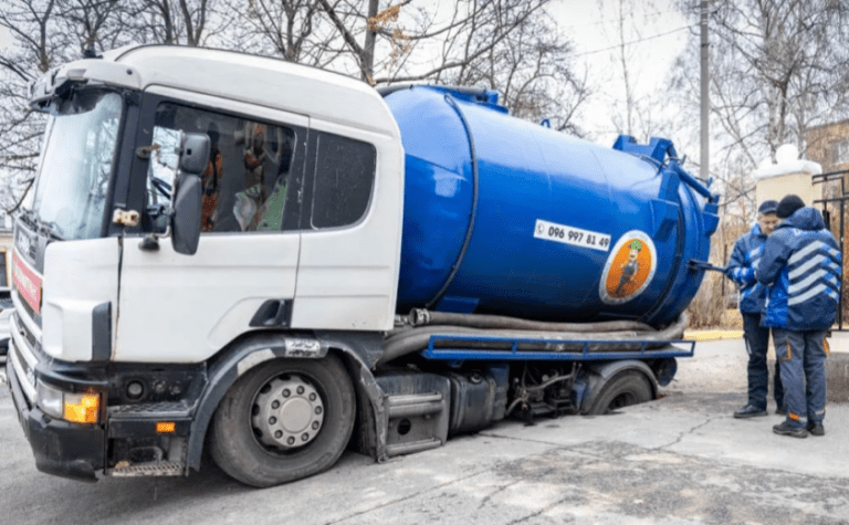 На проспекті Яворницького у Дніпрі під вантажівкою провалився асфальт: деталі