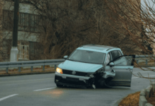 На з’їзді з Центрального мосту у Дніпрі Volkswagen врізався у відбійник: подробиці