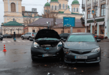 На вулиці Грушевського у Дніпрі Nissan зіштовхнувся з Toyota: подробиці ДТП