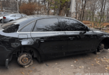 Зняв всі колеса з авто: правоохоронці Дніпра розшукали та затримали підозрюваного