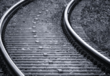 У Дніпрі під колесами потягу загинув чоловік: подробиці