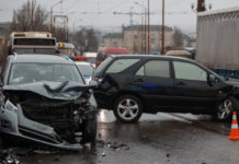 На Старому мосту у Дніпрі зіштовхнулись Lexus та Volkswagen: подробиці ДТП