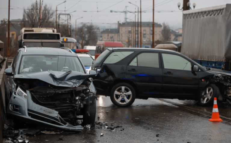 На Старому мосту у Дніпрі зіштовхнулись Lexus та Volkswagen: подробиці ДТП