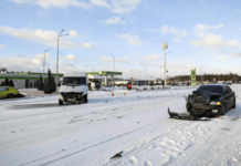 На виїзді з Дніпра Chevrolet зіткнувся з вантажівкою та Skoda і вилетів в кювет