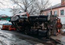 У Дніпрі на Конотопській перекинулася спецтехніка комунальників з піском: подробиці