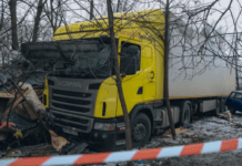 На проспекті Богдана Хмельницького у Дніпрі фура знесла овочевий кіоск: деталі