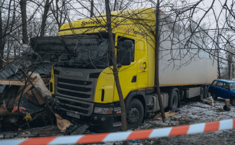 На проспекті Богдана Хмельницького у Дніпрі фура знесла овочевий кіоск: деталі