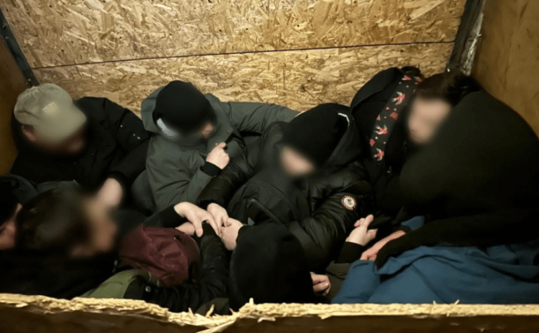 На Закарпатті у бусі, обладнаному подвійною стінкою, прикордонники виявили 8 втікачів