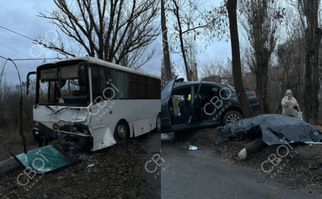 У Кривому Розі Mitsubishi виїхав на зустрічну смугу та зіштовхнувся з автобусом: тіло загиблого чоловіка діставали рятувальники