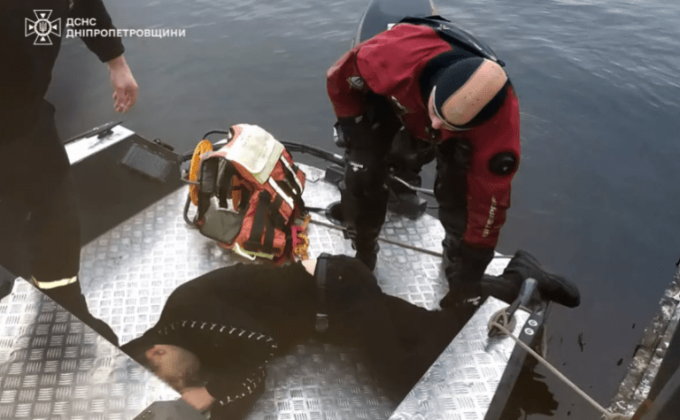 Дніпровські надзвичайники врятували чоловіка, який стрибнув з мосту