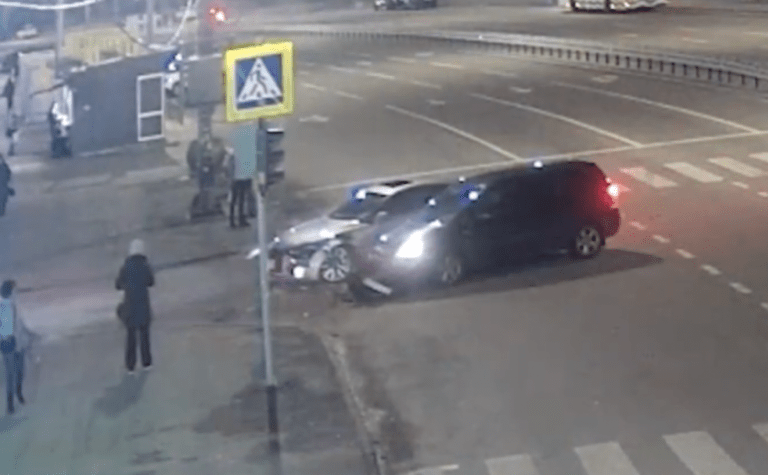 На проспекті Героїв у Дніпрі зіштовхнулись Audi та Opel: подробиці