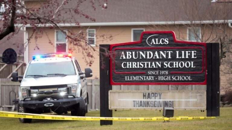 США: стрілянину у школі розпочав учень, загинуло троє людей разом з нападником – поліція