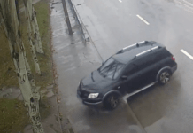 На Набережній Перемоги у Дніпрі водій Mitsubishi на швидкості влетів у дерево: деталі