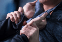 У Запоріжжі чоловік побив та пограбував господаря оселі: деталі