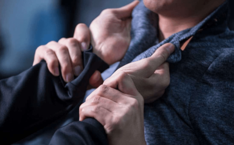 У Запоріжжі чоловік побив та пограбував господаря оселі: деталі