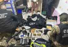 Прикордонники затримали переправника військовозабовʼязаних чоловіків за кордон з арсеналом зброї