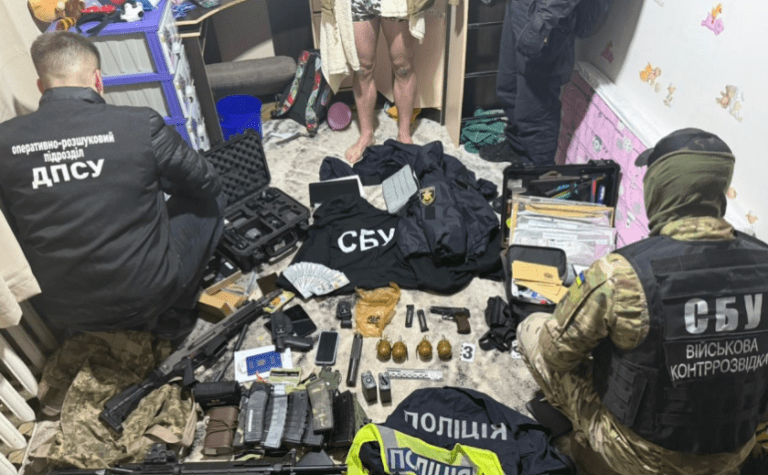 Прикордонники затримали переправника військовозабовʼязаних чоловіків за кордон з арсеналом зброї