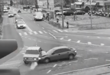 На з’їзді зі Старого мосту у Дніпрі зіштовхнулись ВАЗ та Mazda: подробиці