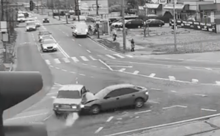 На з’їзді зі Старого мосту у Дніпрі зіштовхнулись ВАЗ та Mazda: подробиці