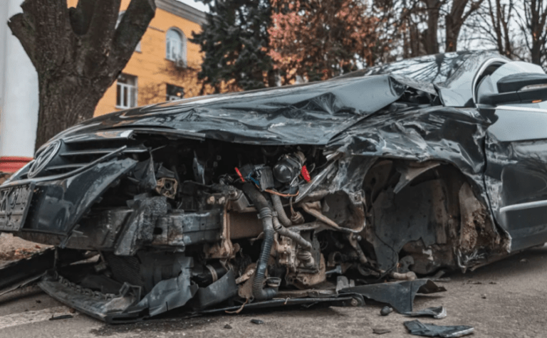 Відволікся на телефон: на проспекті Науки у Дніпрі водій Volkswagen врізався у відбійник