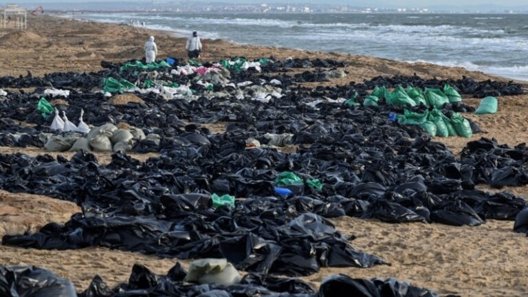 Мазут із танкерів у Чорному морі все ще виносить на вже очищені пляжі Краснодарського краю РФ