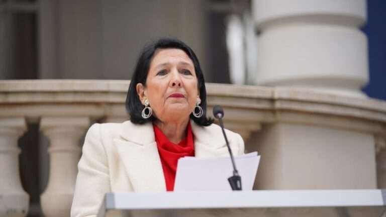 Зурабішвілі залишила президентський палац, Кавелашвілі склав присягу