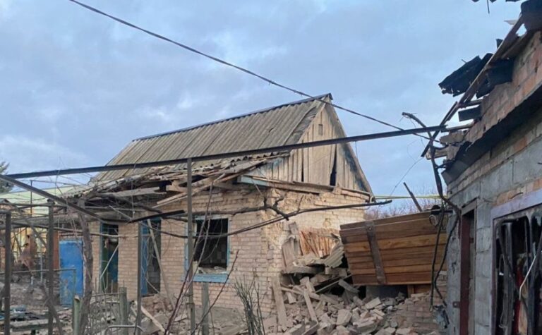 Зранку ворог атакував Нікополь: пошкоджено приватні будинки та газогін