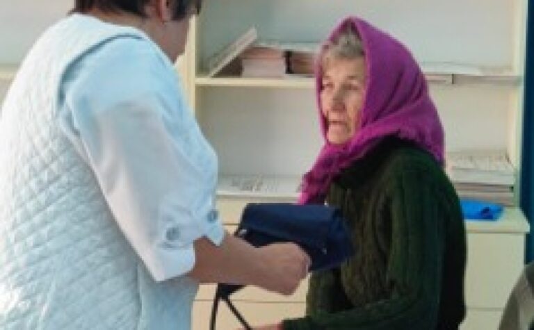 Блукала майже дві доби околицями сіл: в Нікопольському районі поліцейський офіцер громади знайшов зниклу бабусю