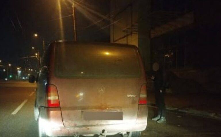 Мав ознаки наркотичного сп’яніння та керував авто: патрульні Дніпра виявили водія, який вже позбавлений права керування