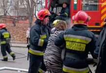 У Дніпрі на пожежі вогнеборці врятували трьох людей, з них одна дитина