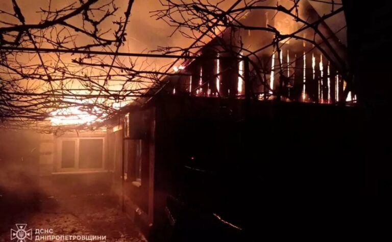 У Нікополі внаслідок обстрілу сталася пожежа на території одного з приватних домоволодінь