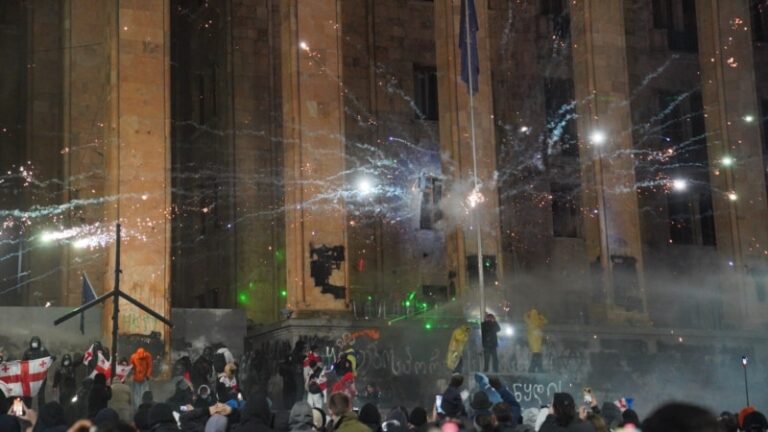 Грузія: силовики відтіснили протестувальників від будівлі парламенту у Тбілісі