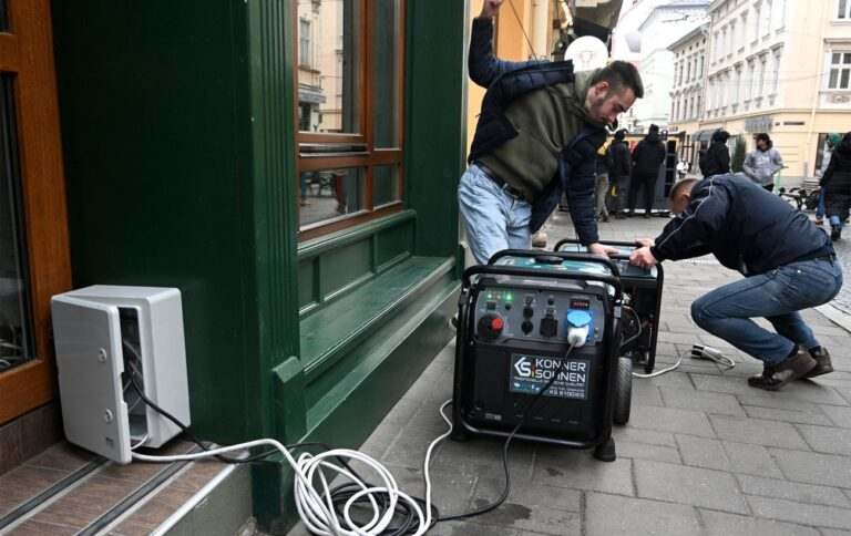 Українці можуть отримати зарядні станції та генератори через “Дію”: кому доступна послуга