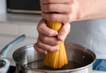 Лайфхак для кухні: як зробити, щоб вода з макаронів не збігла