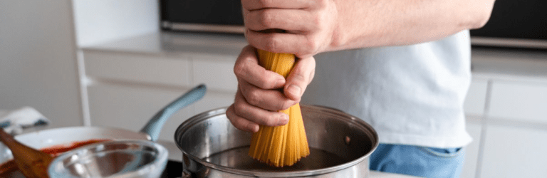 Лайфхак для кухні: як зробити, щоб вода з макаронів не збігла