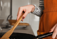 Простий трюк для вашої кухні: навіщо господині кладуть туалетний папір у сковорідку