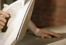 Як швидко випрасувати одяг: простий лайфхак, який вас здивує