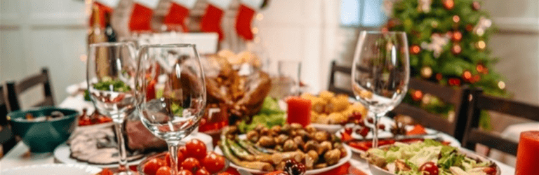 Як спланувати ідеальний новорічний стіл і не зійти з розуму: поради від господинь та кулінарів