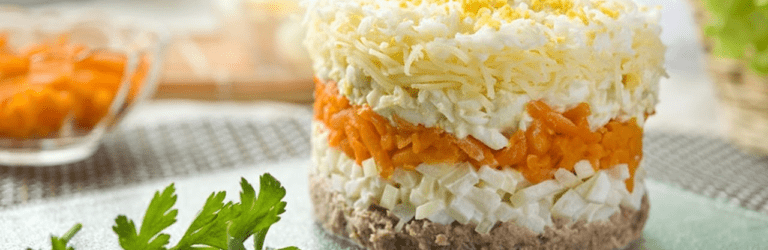 Святковий салат “Мімоза”: рецепт класичної страви з незвичайним інгрідієнтом