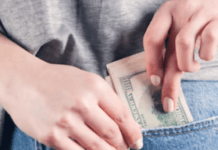 Які предмети не можна носити в кишенях і чому: народні повір’я