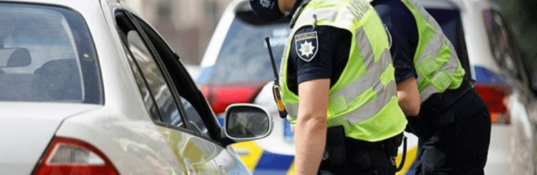 Водії все частіше обурюються через дії патрульних під час зупинки авто: у чому причина