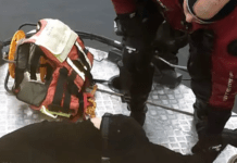 У Дніпрі водолази ДСНС врятувала чоловіка, який стрибнув у воду: відео