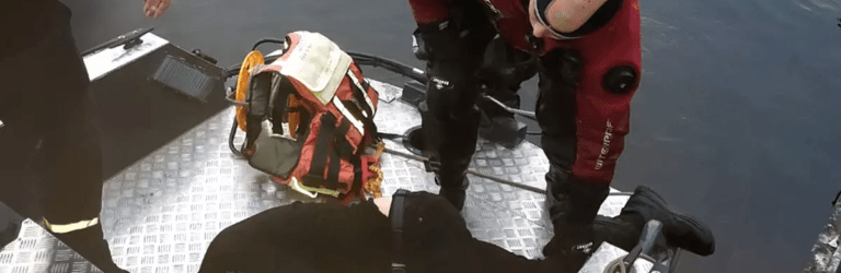 У Дніпрі водолази ДСНС врятувала чоловіка, який стрибнув у воду: відео