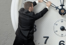 Залишаємося на зимовому часі: як тепер житиме Україна та чому не всі задоволені рішенням влади