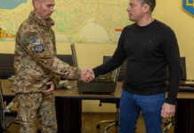 Мер Кам’янського передав захисникам РЕБ та антидронову рушницю