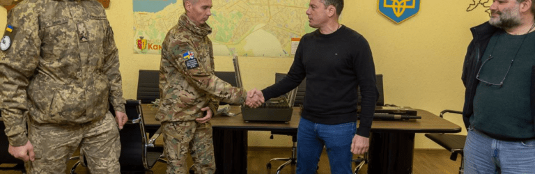 Мер Кам’янського передав захисникам РЕБ та антидронову рушницю