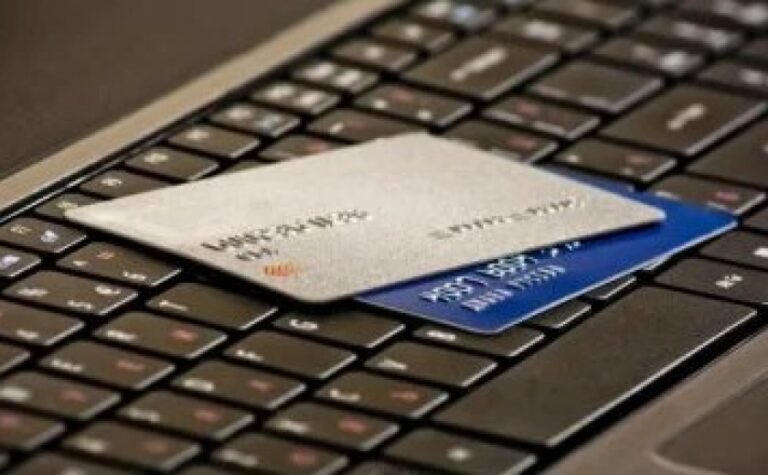 Від 50 тисяч гривень на місяць: банки офіційно домовилися про обмеження карткових переказів для українців