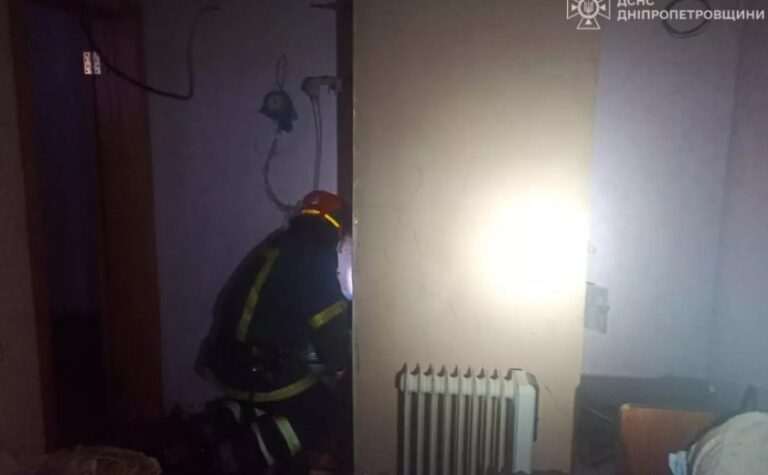 У Кривому Розі на пожежі вогнеборці врятували чоловіка