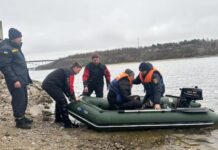 У Запоріжжі надзвичайники врятували рибалку, який травмувався біля річки Дніпро та не міг пересуватися